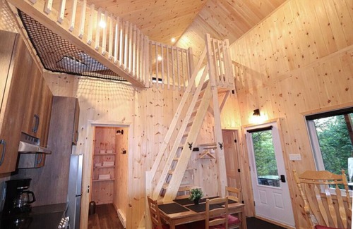 Shannon Apartment | Waterfront Chalet with Spa - Le Geai Bleu