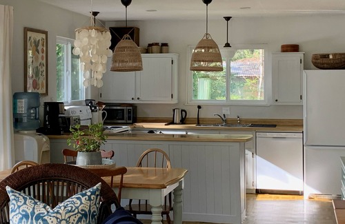 Sturdies Bay Cottage | Waterfront cottage in serene Whaler Bay