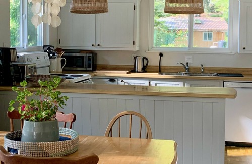 Sturdies Bay Cottage | Waterfront cottage in serene Whaler Bay