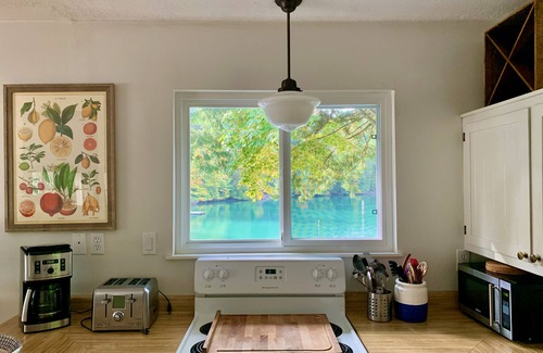 Sturdies Bay Cottage | Waterfront cottage in serene Whaler Bay