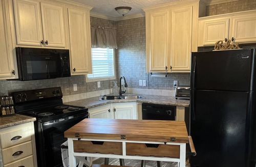 Elberta House | Waterfront cottage with slip & 10k lift on canal that leads to Soliders Creek