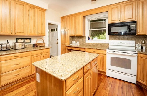 Riva Cottage | Waterfront Cottage by Annapolis w/Pool & Hot Tub