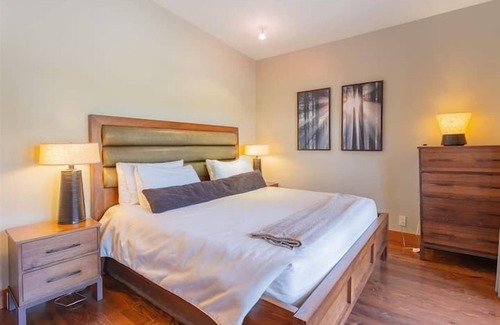 Mayne Island Hotel | Waterfront Cottage - Mayne Island Resort