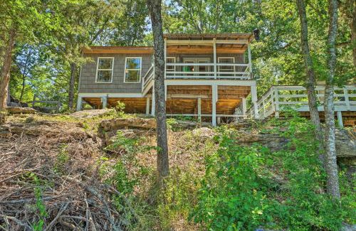 Fort Towson House | Waterfront Cottage in Fort Towson with 2 Decks!