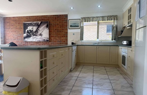 Malua Bay Apartment | Waterfront Home, WiFi & Café | Grand Spindrift