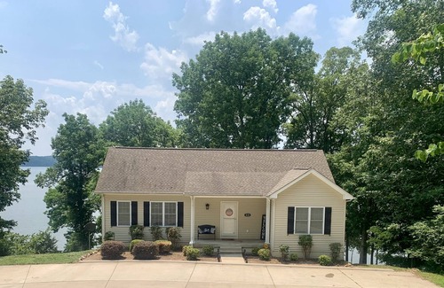 Cadiz House | Waterfront home with dock on Lake Barkley