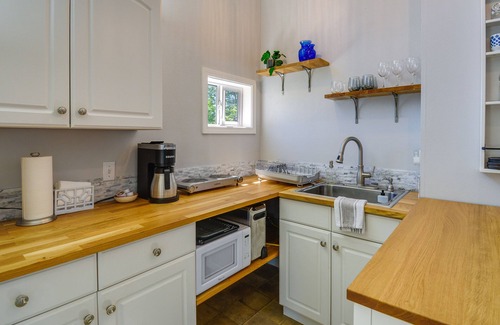 Belfair Cottage | Waterfront Hood Canal Cottage: Steps to the Beach!