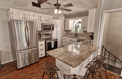 Jefferson House | WATERFRONT House - 4 BR/3 Kayaks/Hot Tub/Table Pool/Desk