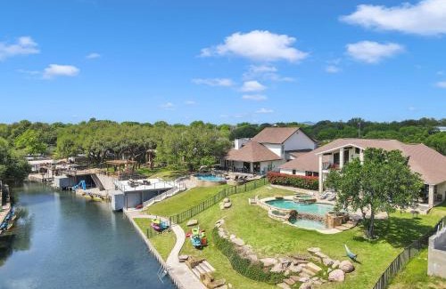 Kingsland House | Waterfront House on Lake LBJ Cove and Concierge Services