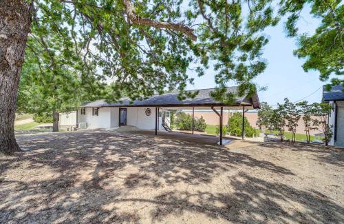 Hoyt House | Waterfront Lake Eufaula Home Dock and Beach Access!