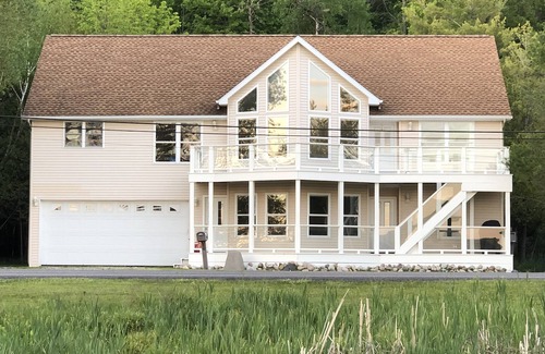 Onekama House | Waterfront Lake House - Portage Lake - 4 Beds, 3 Baths, Private Dock, Kayaks