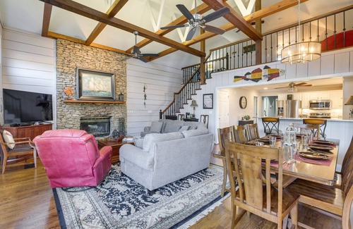 Shelby House | Waterfront Lay Lake Retreat w/Dock & 3 Piers!