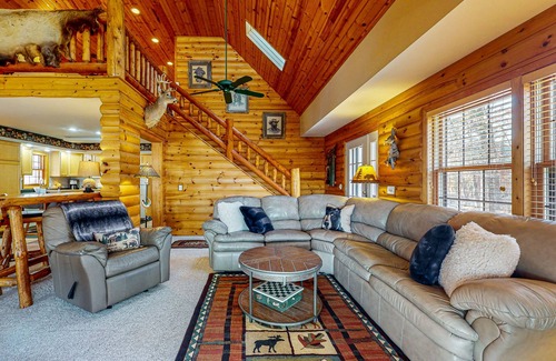Necedah House | Waterfront Log Cabin Retreat with Private Boat Dock, Gas Grill, Fire pit & WIFI
