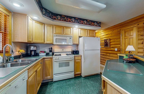 Necedah House | Waterfront Log Cabin Retreat with Private Boat Dock, Gas Grill, Fire pit & WIFI