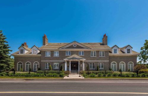 Beloeil Villa | Waterfront Mansion with River & Mountain View, 40 Minutes from Montreal