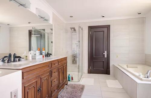 Beloeil Villa | Waterfront Mansion with River & Mountain View, 40 Minutes from Montreal