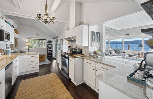 Burley House | Waterfront - On The Beach! Green Cleaned-Pet Friendly