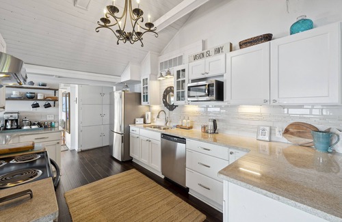 Burley House | Waterfront - On The Beach! Green Cleaned-Pet Friendly