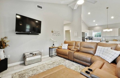 Gulfport House | Waterfront|Private Dock & Boat Launch|Sleeps 8|Your Serene Waterfront Escape!