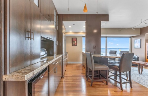 Downtown Seattle Condo | Waterfront Skyline Condo - Gym, Pool, Free Parking