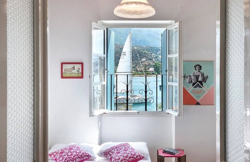 Poros House | Waterfront townhouse with private garden