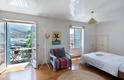 Poros House | Waterfront townhouse with private garden