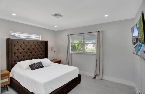 Central Fort Lauderdale Villa | Waterfront Tropical Oasis 4 Bedroom Pool Home
