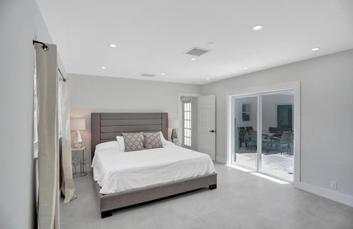 Central Fort Lauderdale Villa | Waterfront Tropical Oasis 4 Bedroom Pool Home