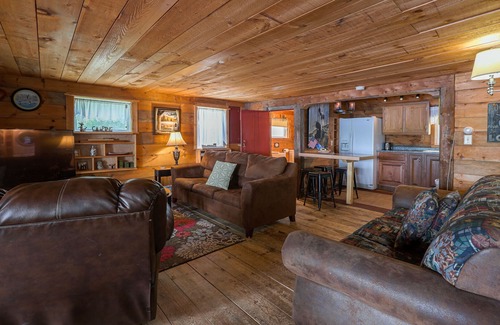 Eddington Cabin | Waterfront Victoria Cottage, Kayaks Included, Dogs Welcome