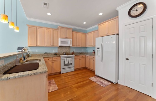 Oriental House | Waterfront Views & Boat Slip, Blackwell Point #C