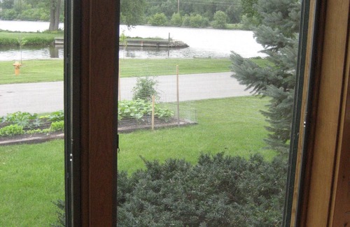 Oshkosh House | WATERFRONT VIEWS From EVERY Window! CABIN LODGE ON WATER & CLOSE TO EVERYTHING!