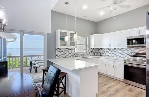 Bayshore Gardens House | Waterfront Villa 3BD 2BA Townhome Side A Bring your Boat