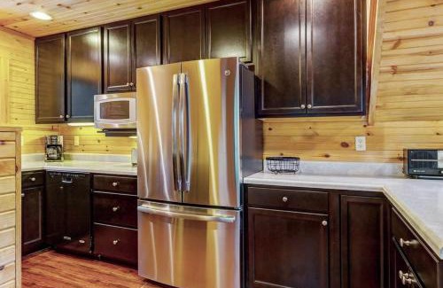 Wright City House | Waterside Cottage with Hot Tub