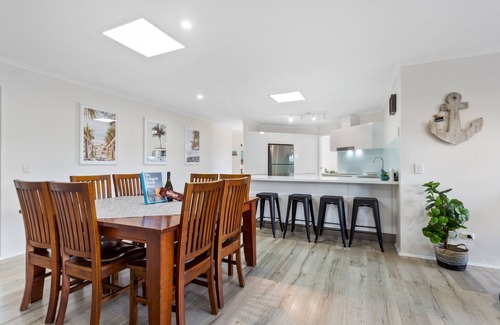 Parrearra House | Waterslide, Pool, Games Room ~Family Holiday~ Close to Beach Restaurants & Shops