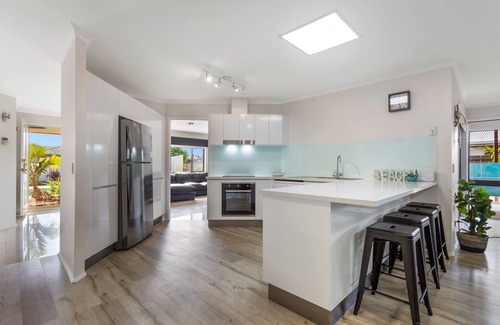 Parrearra House | Waterslide, Pool, Games Room ~Family Holiday~ Close to Beach Restaurants & Shops