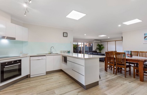 Parrearra House | Waterslide, Pool, Games Room ~Family Holiday~ Close to Beach Restaurants & Shops