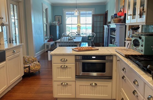 Jamestown House | WATERVIEW Elegant Jamestown Home 15% END OF SUMMER DISCOUNT + 15% WEEK DISCOUNT