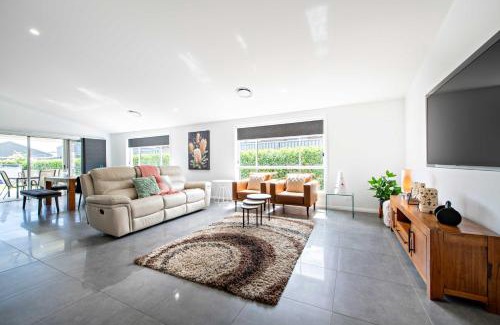 Dubbo House | Waterway Retreat - Serene Living, Entertains 8