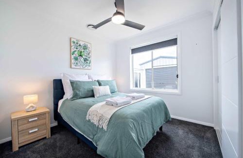 Dubbo House | Waterway Retreat - Serene Living, Entertains 8