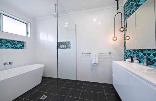 Dubbo House | Waterway Retreat - Serene Living, Entertains 8
