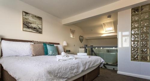 Flamborough House | Wavecrest Retreat, Hot Tub & Garden, Sleeps 8