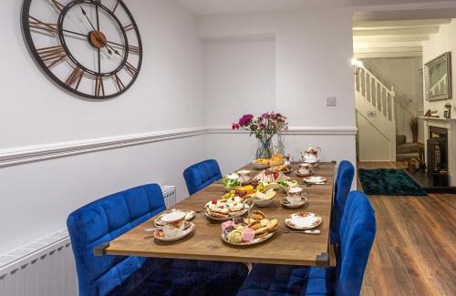 Flamborough House | Wavecrest Retreat, Hot Tub & Garden, Sleeps 8