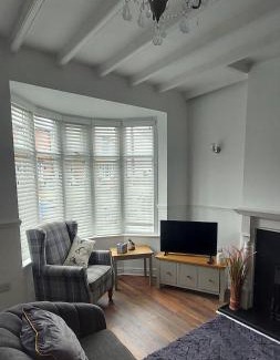 Flamborough House | Wavecrest Retreat, Hot Tub & Garden, Sleeps 8