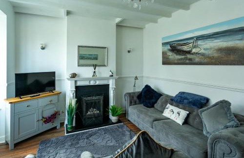 Flamborough House | Wavecrest Retreat, Hot Tub & Garden, Sleeps 8