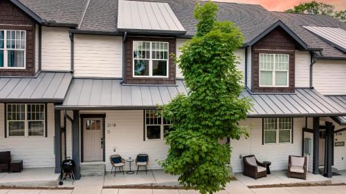 Historic Waverly Apartment | Waverly by AvantStay Nashville-Inspired Townhome w Luxury Kitchen Pool Table