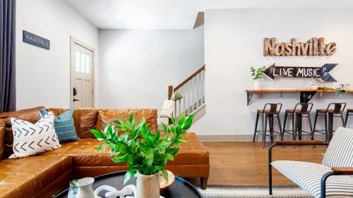 Historic Waverly Apartment | Waverly by AvantStay Nashville-Inspired Townhome w Luxury Kitchen Pool Table