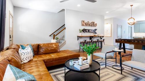 Historic Waverly Apartment | Waverly by AvantStay Nashville-Inspired Townhome w Luxury Kitchen Pool Table