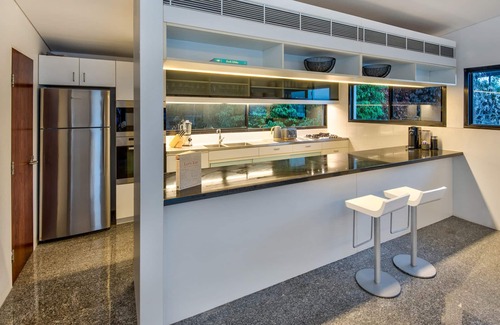 Hamilton Island House | Waves 5 Hamilton Island - oceanviews, golf buggy and transfers