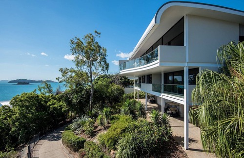 Hamilton Island House | Waves 5 Hamilton Island - oceanviews, golf buggy and transfers