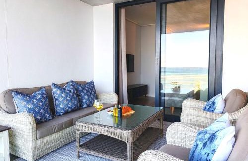 Redhill Apartment | Wavescapes Hang Ten Stay